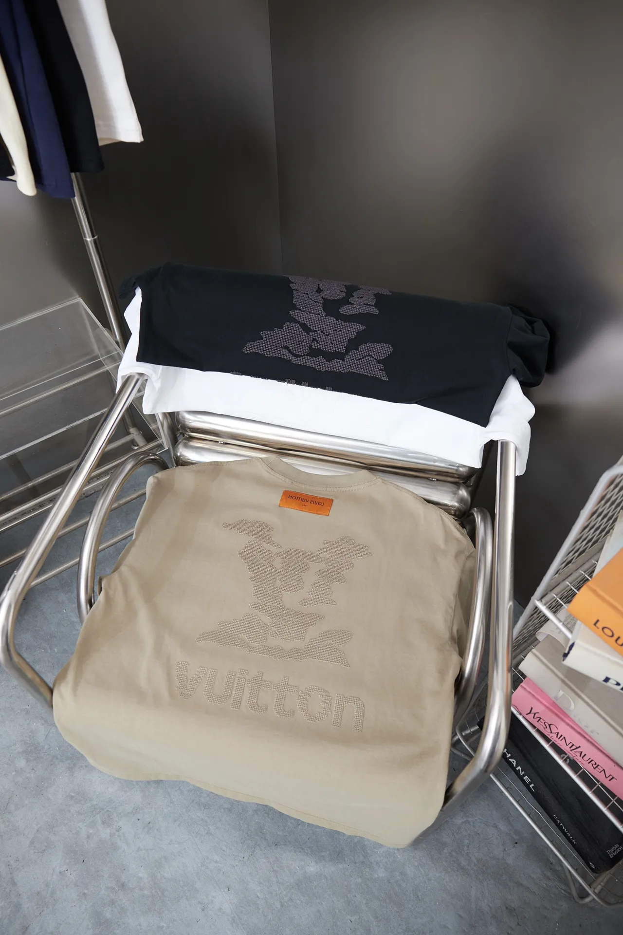 🅿️200 1V 25SS early spring new style short sleeves with embroidered letters, light luxury, a must-have item for daily commuting for men and women, correct version, welcome to compare, detailed features · 320 grams of 100% pure cotton double yarn jersey fabric · Special thickened 32 pieces of double yarn 1X1 thread in the same vat · Imported Tajima machine hollow embroidered letter logo. Ready-made garments are washed to make the embroidery softer · Double-needle sewing and cross-seam technology · Original main mark, washed tag, brand moisture-proof paper packaging Color: black/white/khaki Size: S/M/L/XL